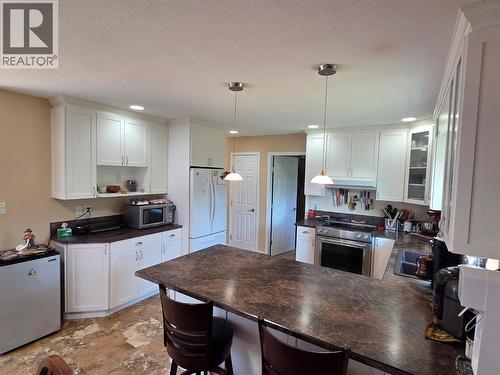 515 Vanderlinde Drive, Keremeos, BC - Indoor Photo Showing Kitchen