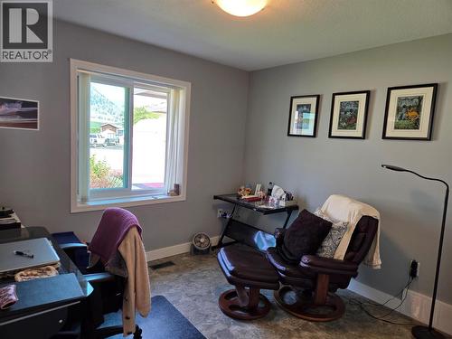 515 Vanderlinde Drive, Keremeos, BC - Indoor Photo Showing Office