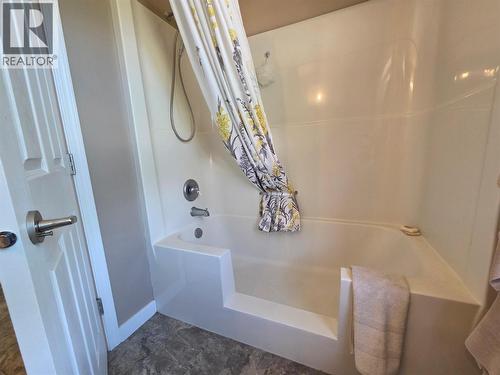 515 Vanderlinde Drive, Keremeos, BC - Indoor Photo Showing Bathroom