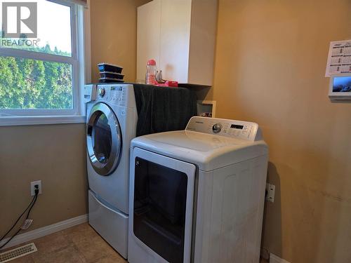 515 Vanderlinde Drive, Keremeos, BC - Indoor Photo Showing Laundry Room