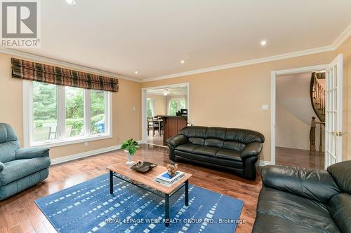 1745 Bridewell Court, Mississauga, ON - Indoor Photo Showing Living Room