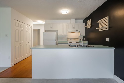 9-141 Sixth Ave, Qualicum Beach, BC - Indoor Photo Showing Kitchen With Double Sink