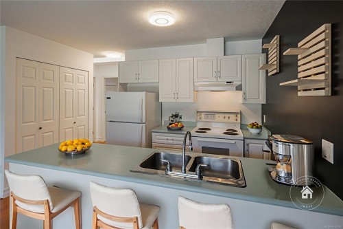 9-141 Sixth Ave, Qualicum Beach, BC - Indoor Photo Showing Kitchen With Double Sink