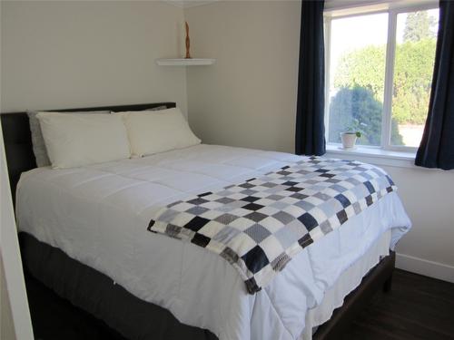 156 Mcculloch Drive, Penticton, BC - Indoor Photo Showing Bedroom