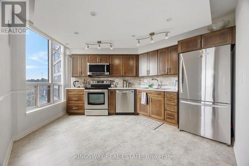 507 - 12 Laurelcrest Street, Brampton, ON - Indoor Photo Showing Kitchen