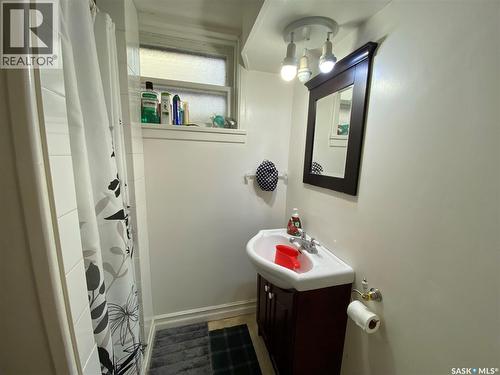 612 2Nd Avenue Nw, Swift Current, SK - Indoor Photo Showing Bathroom