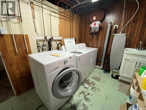 612 2Nd Avenue Nw, Swift Current, SK - Indoor Photo Showing Laundry Room