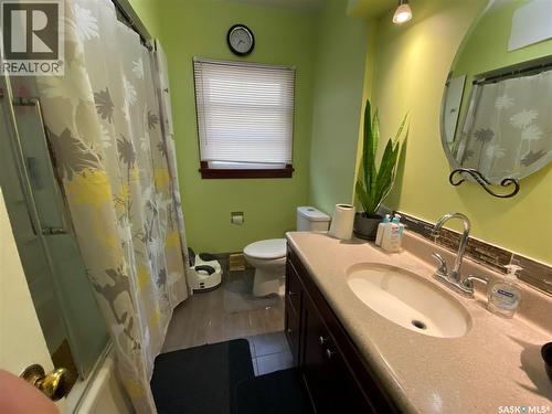 612 2Nd Avenue Nw, Swift Current, SK - Indoor Photo Showing Bathroom