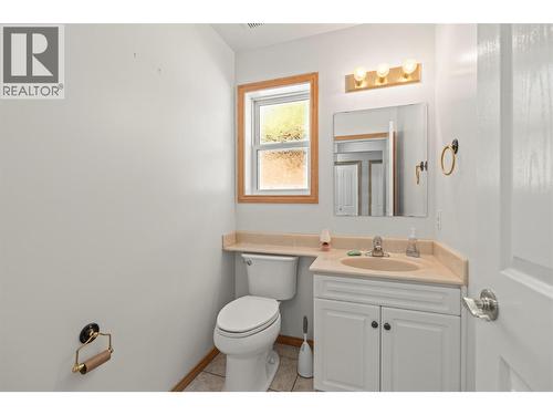 7967 Tronson Road, Vernon, BC - Indoor Photo Showing Bathroom