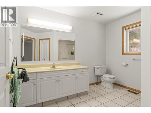 7967 Tronson Road, Vernon, BC - Indoor Photo Showing Bathroom