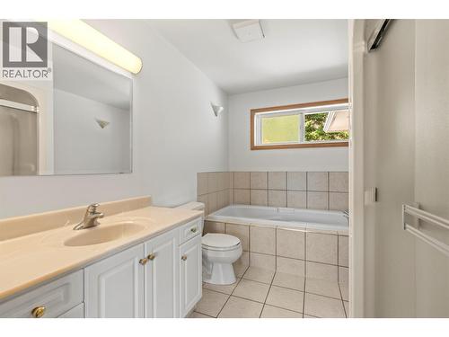 7967 Tronson Road, Vernon, BC - Indoor Photo Showing Bathroom