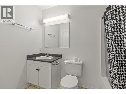 7967 Tronson Road, Vernon, BC - Indoor Photo Showing Bathroom