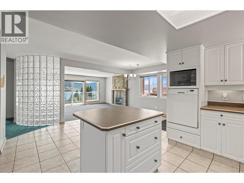 7967 Tronson Road, Vernon, BC - Indoor Photo Showing Kitchen