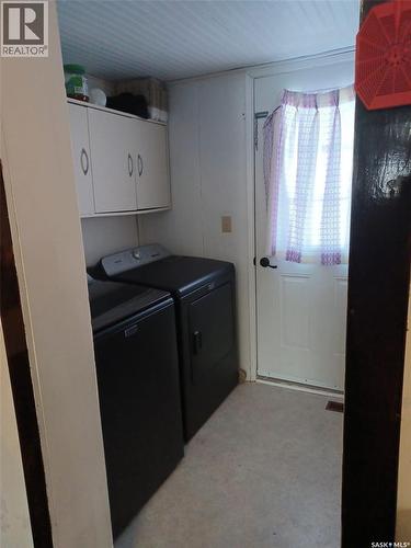 111 Warwick Street, Neville, SK - Indoor Photo Showing Laundry Room