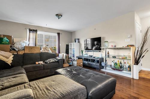 Living room - 6-11307 Rue Notre-Dame E., Montréal-Est, QC - Indoor Photo Showing Living Room