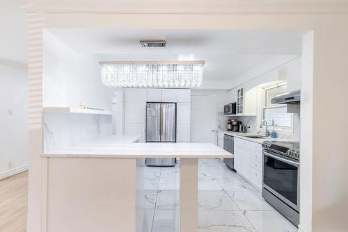Cuisine - 533 Boul. Beaconsfield, Beaconsfield, QC - Indoor Photo Showing Kitchen With Upgraded Kitchen