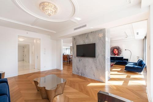 Den - 15-A-3430 Rue Peel, Montréal (Ville-Marie), QC - Indoor With Fireplace