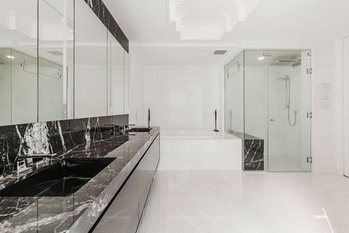 Ensuite bathroom - 15-A-3430 Rue Peel, Montréal (Ville-Marie), QC - Indoor Photo Showing Bathroom