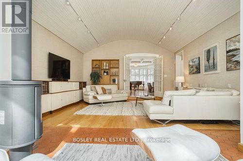 40 Castle Frank Crescent, Toronto, ON - Indoor Photo Showing Living Room