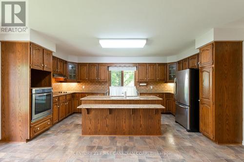 196 Hull Road, Strathroy-Caradoc (Ne), ON - Indoor Photo Showing Kitchen