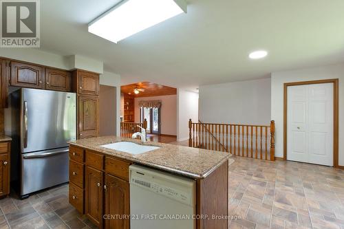196 Hull Road, Strathroy-Caradoc (Ne), ON - Indoor Photo Showing Kitchen