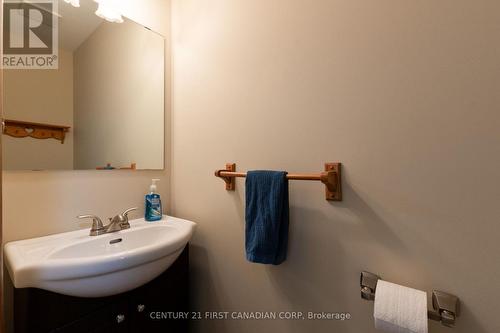 196 Hull Road, Strathroy-Caradoc (Ne), ON - Indoor Photo Showing Bathroom