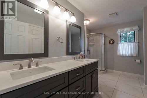 196 Hull Road, Strathroy-Caradoc (Ne), ON - Indoor Photo Showing Bathroom