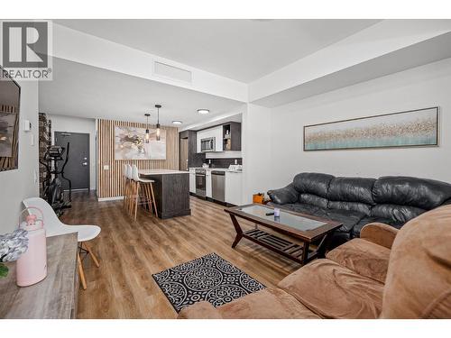 615 Rutland Road Unit# 202, Kelowna, BC - Indoor Photo Showing Living Room