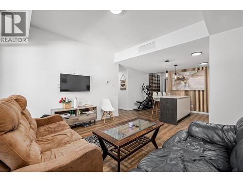 615 Rutland Road Unit# 202, Kelowna, BC - Indoor Photo Showing Living Room