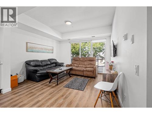 615 Rutland Road Unit# 202, Kelowna, BC - Indoor Photo Showing Living Room