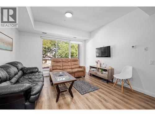 615 Rutland Road Unit# 202, Kelowna, BC - Indoor Photo Showing Living Room