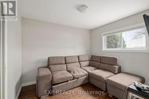 3862 Trafalgar Street, Thames Centre, ON - Indoor Photo Showing Living Room