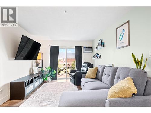 256 Hastings Avenue Unit# 309, Penticton, BC - Indoor Photo Showing Living Room