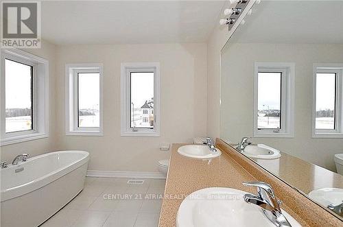 4 Applegate Drive, East Gwillimbury, ON - Indoor Photo Showing Bathroom