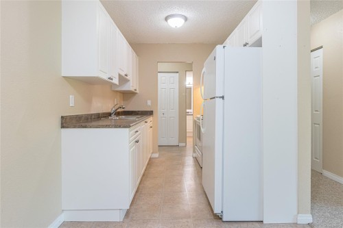 402-218 Bayview Ave, Ladysmith, BC - Indoor Photo Showing Kitchen