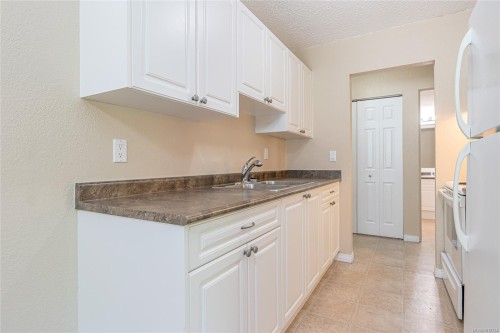 402-218 Bayview Ave, Ladysmith, BC - Indoor Photo Showing Kitchen With Double Sink