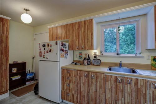 6-322 Village Way, Qualicum Beach, BC - Indoor Photo Showing Kitchen