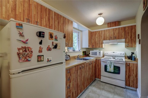 6-322 Village Way, Qualicum Beach, BC - Indoor Photo Showing Kitchen