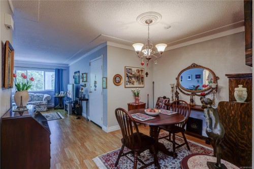 6-322 Village Way, Qualicum Beach, BC - Indoor Photo Showing Dining Room