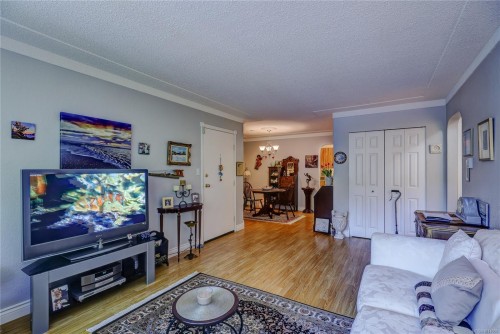 6-322 Village Way, Qualicum Beach, BC - Indoor Photo Showing Living Room