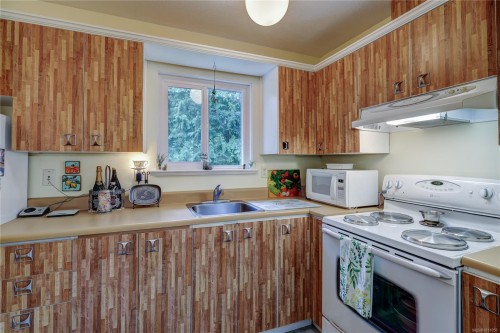 6-322 Village Way, Qualicum Beach, BC - Indoor Photo Showing Kitchen