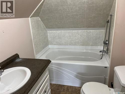 2010 1St Avenue E, Prince Albert, SK - Indoor Photo Showing Bathroom
