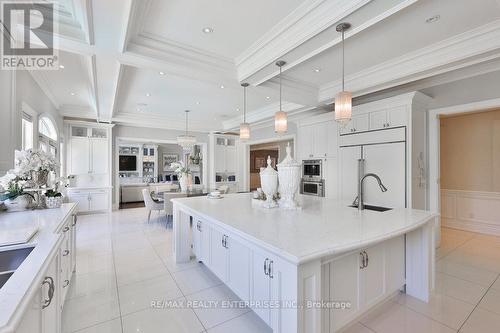 1459 Stavebank Road, Mississauga, ON - Indoor Photo Showing Kitchen With Upgraded Kitchen