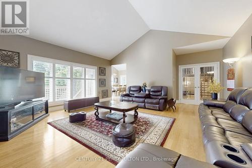 1832 Chesbro Court, Mississauga, ON - Indoor Photo Showing Living Room