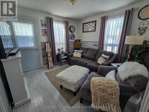 40 Taylor Avenue, Kirkland Lake (Kl & Area), ON - Indoor Photo Showing Living Room