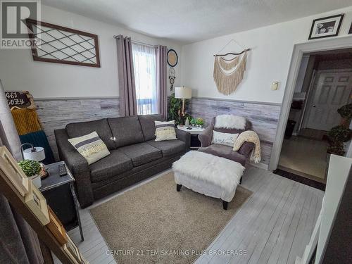 40 Taylor Avenue, Kirkland Lake (Kl & Area), ON - Indoor Photo Showing Living Room