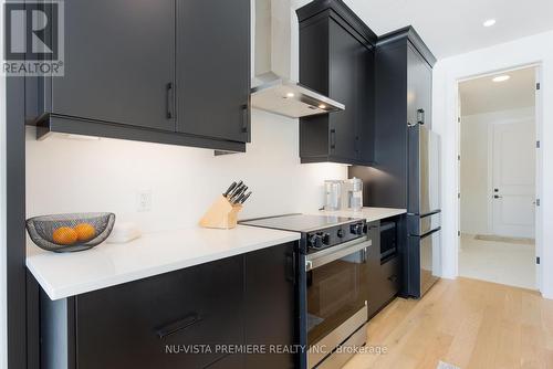 2228 Saddlerock Avenue, London North (North S), ON - Indoor Photo Showing Kitchen With Upgraded Kitchen