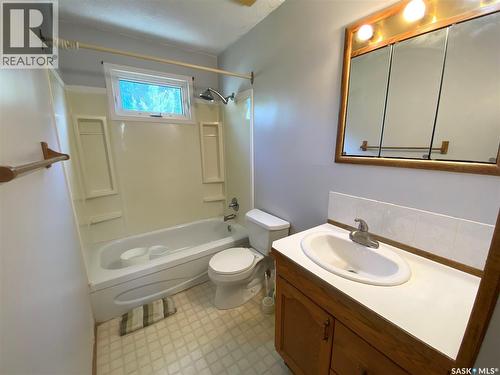 216 3Rd Street E, Frontier, SK - Indoor Photo Showing Bathroom