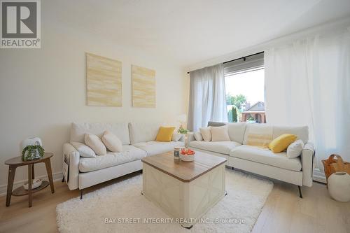 106 Beland Avenue N, Hamilton, ON - Indoor Photo Showing Living Room