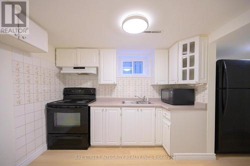 106 Beland Avenue N, Hamilton, ON - Indoor Photo Showing Kitchen